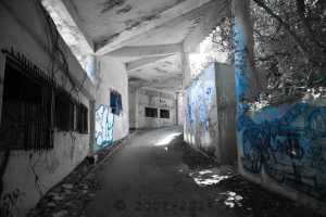 中城高原ホテル:手前の棟から奥に向かう道 中城高原ホテル:手前の棟から奥に向かう道