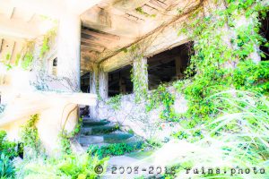 中城高原ホテル:蔦に覆われている建築物 中城高原ホテル:蔦に覆われている建築物