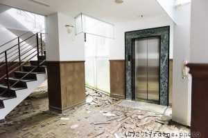 階段ロビーとエレベーター:フィエスタ神津島(東京都神津島村) 階段ロビーとエレベーター:フィエスタ神津島(東京都神津島村)