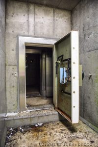 三洋証券洗心寮巨大地下金庫の扉 三洋証券洗心寮巨大地下金庫の扉