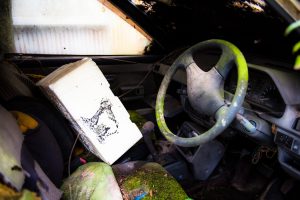 益田競馬場の厩舎近くに捨てられていた車 益田競馬場の厩舎近くに捨てられていた車