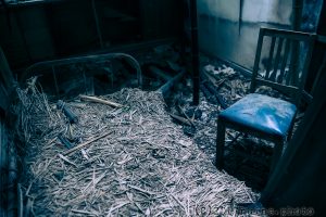 ベッドと椅子のある病室