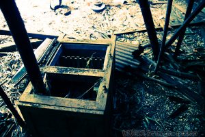 病院入口で倒れていた家具