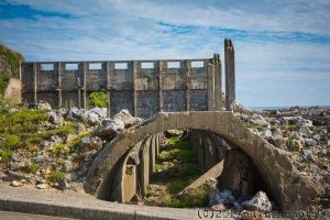 燐鉱石貯蔵庫跡正面