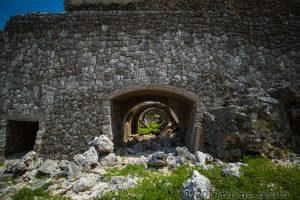 崩れたトンネルを離れたところから撮る 崩れたトンネルを離れたところから撮る
