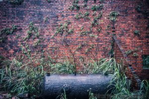 金瓜石鉱山-煉瓦の壁とタンク 金瓜石鉱山-煉瓦の壁とタンク