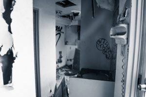 ホテルトロピカル破壊された洗面台