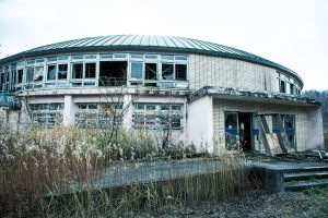 太陽小学校:円形体育館の入り口 太陽小学校:円形体育館の入り口