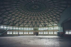 太陽小学校:円形体育館の全景