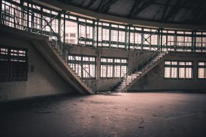 太陽小学校の体育館:階段 太陽小学校の体育館:階段