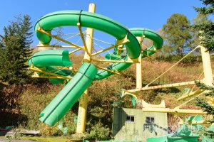 アドベンチャーファミリー:崩れ落ちたウォータースライダー