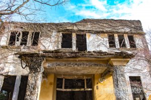愛宕山鉄道愛宕山駅:駅舎入り口を見上げる 愛宕山鉄道愛宕山駅:駅舎入り口を見上げる