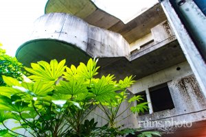 ブラックマンション:階段を1階から見上げる ブラックマンション:階段を1階から見上げる