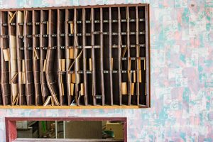 八丈島国際観光ホテル:受付の棚 八丈島国際観光ホテル:受付の棚