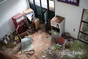 八丈島国際観光ホテル:2階から1階を見下ろす 八丈島国際観光ホテル:2階から1階を見下ろす