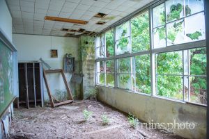 東ノ川小中学校2階教室の窓 東ノ川小中学校2階教室の窓