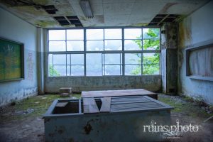 東ノ川小中学校2階教室と捨てられた棚 東ノ川小中学校2階教室と捨てられた棚