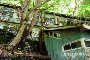 十文字学園河口湖寮:宿泊施設(奥)集会室などが入った平屋(手前) 十文字学園河口湖寮:宿泊施設(奥)集会室などが入った平屋(手前)