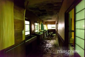 十文字学園河口湖寮:宿泊施設1階洗面室を室内側から撮影 十文字学園河口湖寮:宿泊施設1階洗面室を室内側から撮影