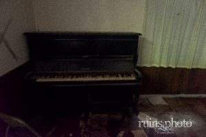 十文字学園河口湖寮(平屋)集会室にあるピアノ 十文字学園河口湖寮(平屋)集会室にあるピアノ
