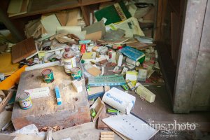 日窒診療所:散らばった薬品類 日窒診療所:散らばった薬品類