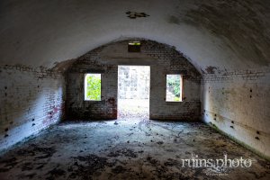 大久野島：中部砲台跡内部施設から入り口を撮影