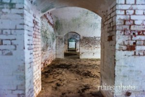 大久野島：中部砲台跡。一つにつながっている内部施設