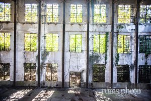 大久野島：発電所2階事務所から第二発電室を撮影