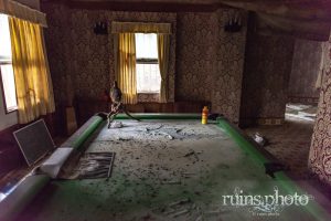 魔女の館螺旋階段2Fビリヤード台 魔女の館螺旋階段2Fビリヤード台