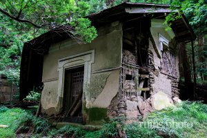 岳集落：崩れかかっている蔵