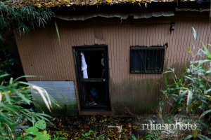 田浦住宅街：住宅街入口付近にある家屋