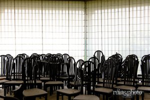 アクア小与島のホテルロビーに積み上げられた椅子:2019年撮影(香川県坂出市) アクア小与島のホテルロビーに積み上げられた椅子:2019年撮影(香川県坂出市)