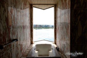 アクア小与島2階、個室風呂場より瀬戸大橋を望む:2019年撮影(香川県坂出市) アクア小与島2階、個室風呂場より瀬戸大橋を望む:2019年撮影(香川県坂出市)