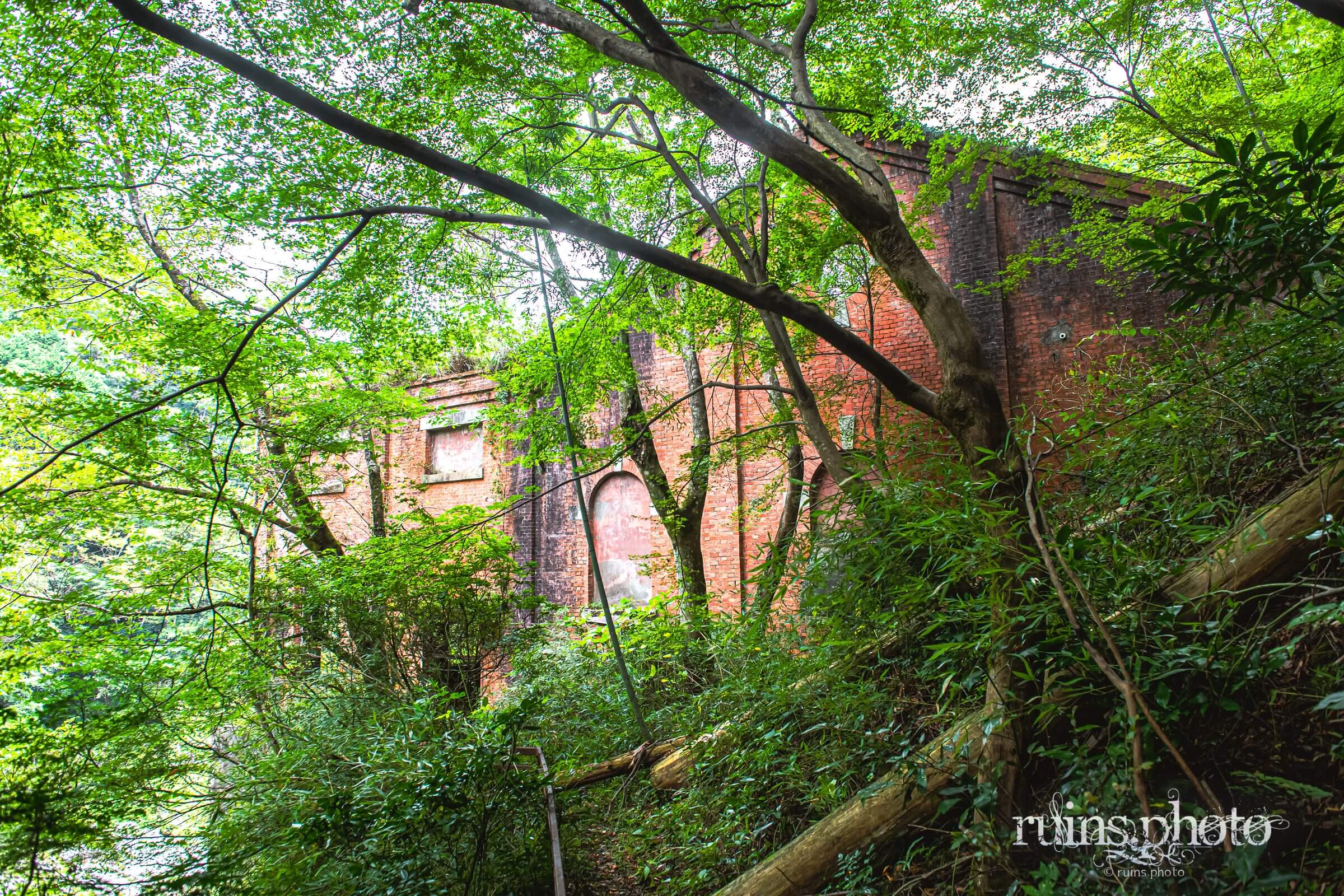 赤レンガが美しい深淵にある廃墟、旧三縄発電所（徳島県三好市）