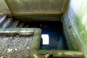 旧摺子発電所内部（水没した階段）