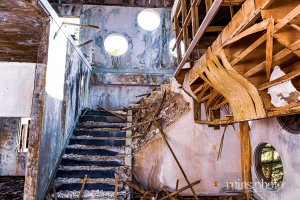 都井岬磯ホテルの1階から2階へ向かう崩落した階段(宮崎県串間市) 都井岬磯ホテルの1階から2階へ向かう崩落した階段(宮崎県串間市)