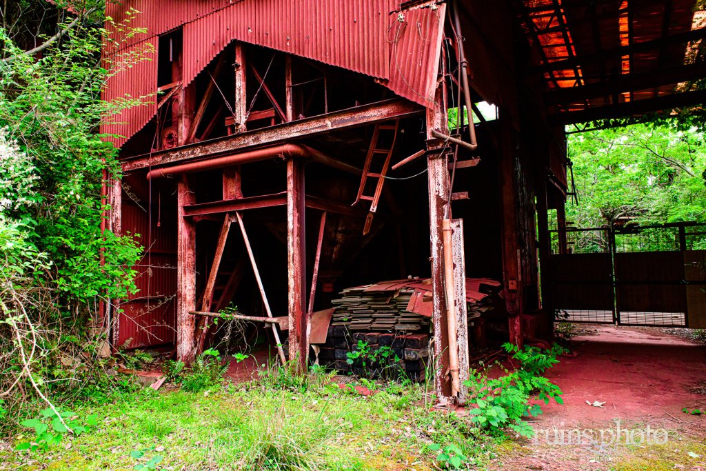 赤に染まった工場、弁柄(ベンガラ)工場(岡山県和気町) | ruins.photo