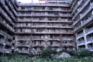 gunmanjima-65-01 軍艦島65号棟外観/公園