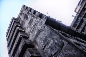 gunmanjima-65-03 軍艦島65号棟外観/上部を見上げたところ