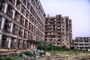 70号棟端島小中学校校舎と65号棟