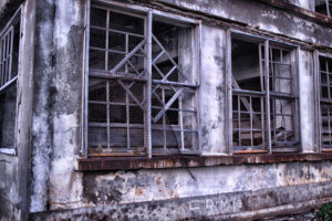 70号棟端島小中学校校舎、外観・窓枠