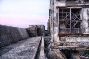 70号棟端島小中学校校舎、南側の通路