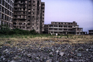 70号棟端島小中学校校舎、校庭