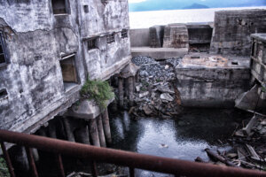 70号棟端島小中学校校舎の裏側とむき出しの基礎部分