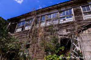 錦町立木谷小学校入口から見上げる