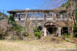 錦町立木谷小学校全景、正面から