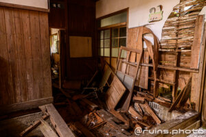 錦町立木谷小学校1階入口正面玄関