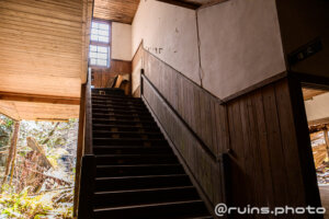 錦町立木谷小学校2階へ続く階段